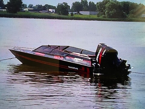 Foto zwarte speedboot Amsterdamned foto Cor van Wijverden
