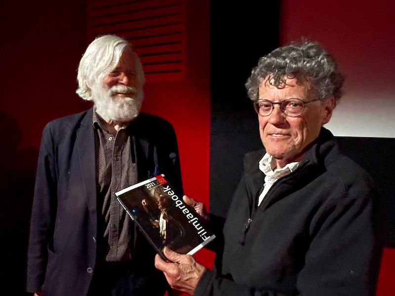 Eerste exemplaar Filmjaarboek 2021/2022 uitgereikt