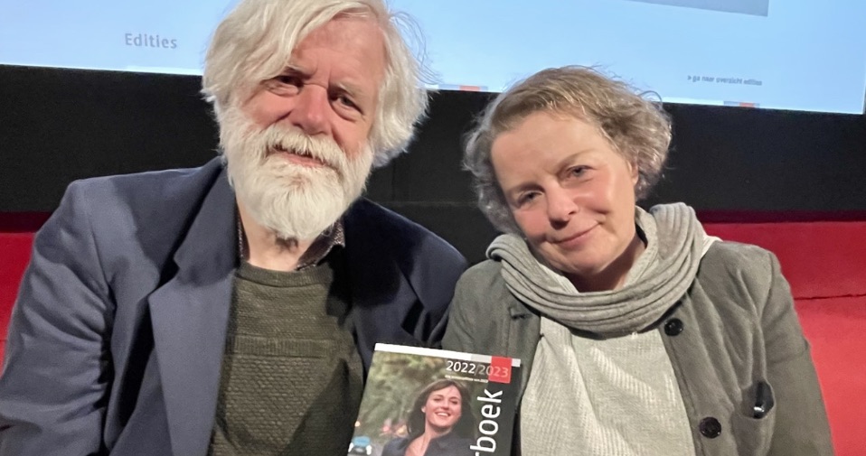 Eerste exemplaar Filmjaarboek 2022/2023 uitgereikt