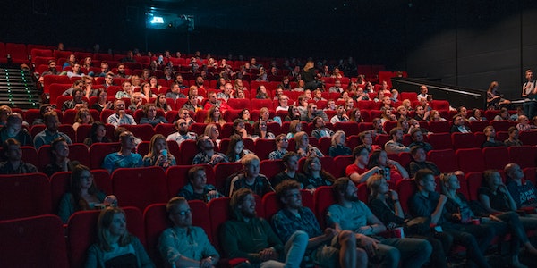 Bioscopen beleven wereldwijd topdrukte, maar moeten achterstand nog inlopen
