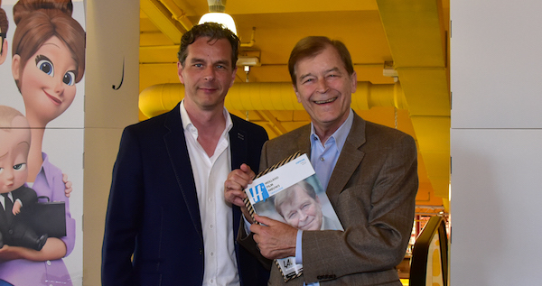 Lauge Nielsen krijgt eerste exemplaar van HFN-special