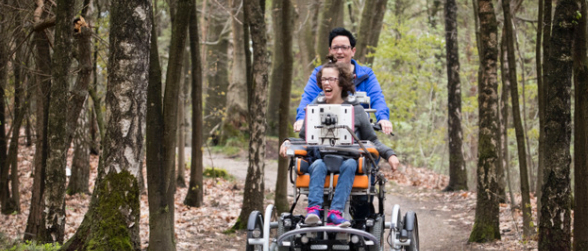 Help Bio de rolstoelfiets binnen te halen!