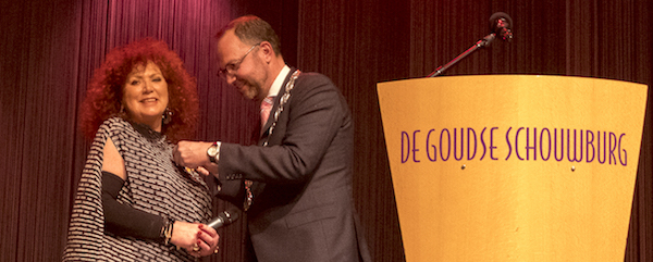 Nel Oskam koninklijk onderscheiden bij afscheid