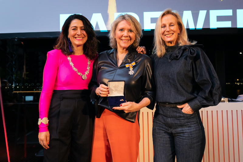 Sandra den Hamer bij afscheid geridderd