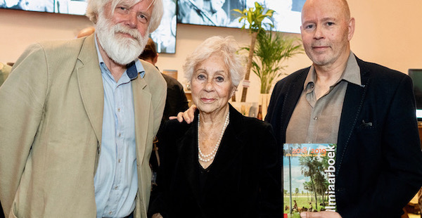 Pim van Collem ontvangt eerste exemplaar Filmjaarboek 2018/2019